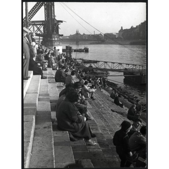 Emberek napoznak a Duna-part lépcsőin, Budapest, háttérben a régi Erzsébet híd maradványai, kommunizmus, 1950-es évek, Eredeti fotó, papírkép.  