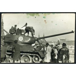   Forradalom 1956, Budapest, magyar tank Kossuth címerrel, Szabadság híd, katona, fegyver, harckocsi, kommunizmus, 1950-es évek, Eredeti fotó, papírkép.  