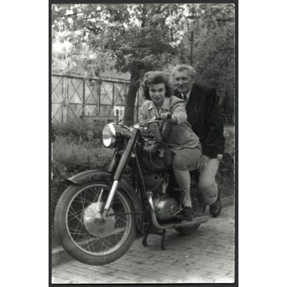 Elegáns pár Pannonia motorkerékpáron, jármű, közlekedés, motorbicikli, szocializmus, 1960-as évek, Eredeti fotó, papírkép.  