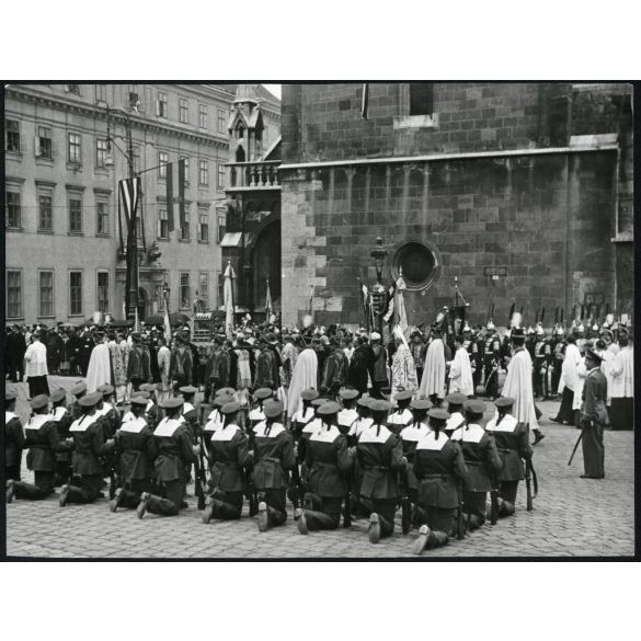 Nagyobb méret, Szendrő István fotóművészeti alkotása, Szent Jobb körmenet, Budapest, Budai vár, Mátyás templom, katona, egyenruha, koronaőrök, testőrök, folyamőrök (?), egyházi, világi és katonai vezetők, 1930-as évek.