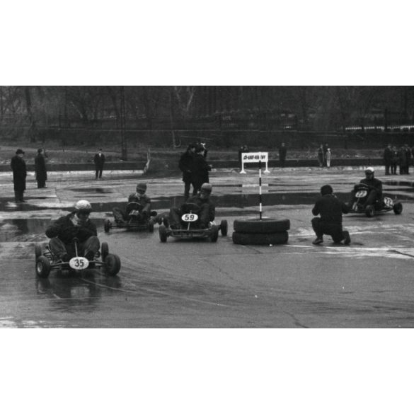 Nagyobb méret, gokart autóverseny, Budapest, Városliget, sport, jármű,  helytörténet, szocializmus, 1960-as évek, Eredeti fotó, papírkép, hátulján Dr. Reitter Lászlóné felirat.  