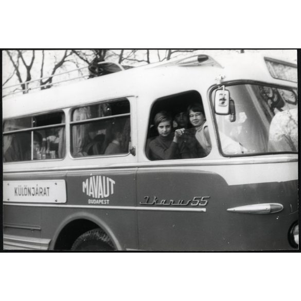 Osztálykirándulás Ikarus 55-ös autóbusszal, busz, Mávaut, különjárat, jármű, közlekedés, szocializmus, 1960-as évek, Eredeti fotó, papírkép.  