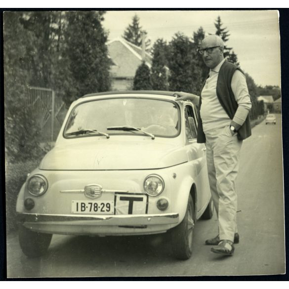 Elegáns férfi Fiat 500 gépkocsival, tanulóvezető táblával, autó, jármű, közlekedés, szocializmus, 1970, 1970-es évek, Eredeti fotó, papírkép.  